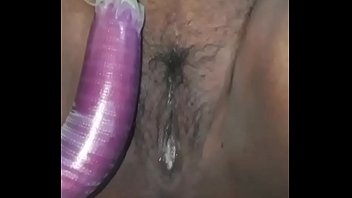 Грудастая сучка в белоснежной майке мастурбирует собственное мохнатку